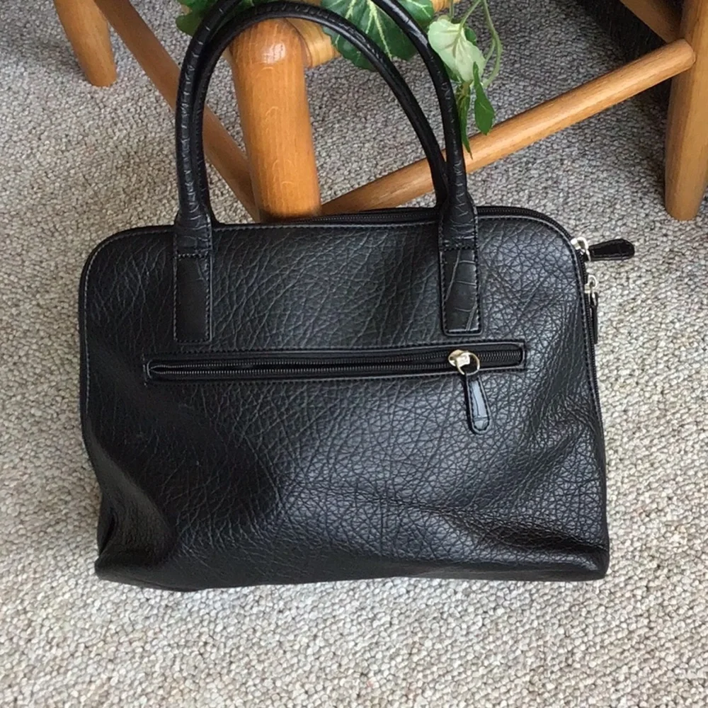 N/A black handbag
